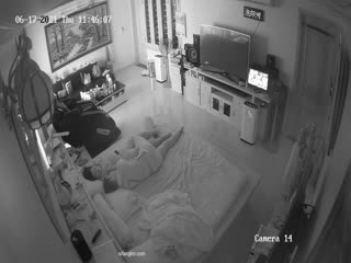 【家庭摄像头】成年母子日常生活，熊孩子想蹭奶+老娘天天摸儿子肉棒(精选合集)