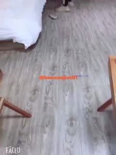 暴躁君夫妇户外勾搭路人。老公:撅起屁股,小哥哥你见过吗你想玩玩吗,她下面湿吗,她就是这样的骚货,真实不演,对话刺激!!第01集