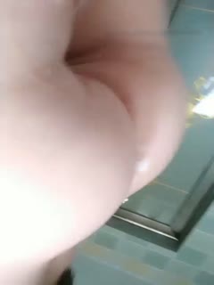 小孕妇尿尿,近距离看她的怀孕后的逼逼变得肥美!
