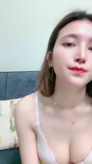 刚刮毛的骚逼!丁字裤翘屁股摇摆,镜头前揉穴,大肥唇