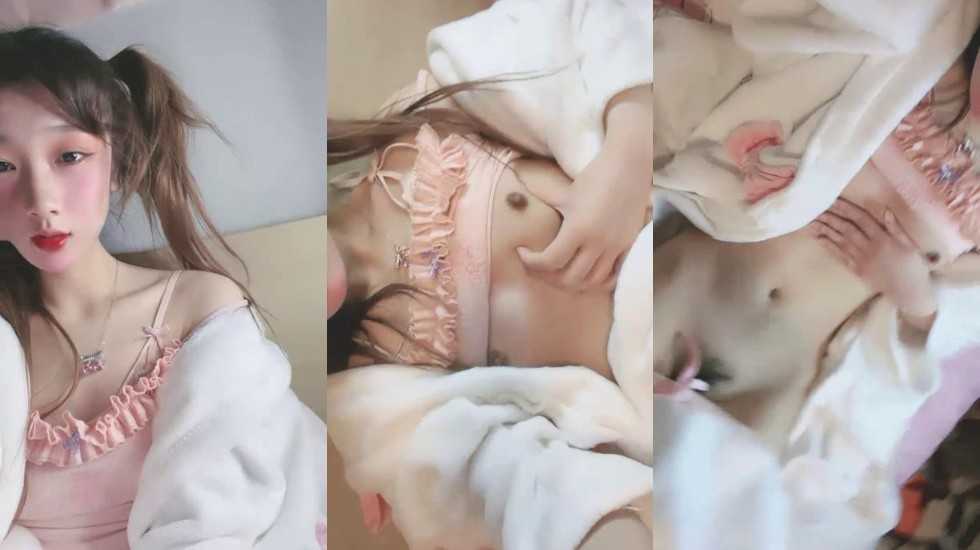 双马尾新人美少女!脸上红扑扑的!嘴比较小吃不了大JB,撩起衣服贫乳,多毛嫩穴尿尿超粉嫩