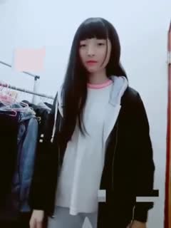 笑得可甜了的学生妹,灿烂的笑容自慰给你看,两指搞得逼逼爽透了,镜音奶白淫液不停流出,呻吟声绝了!
