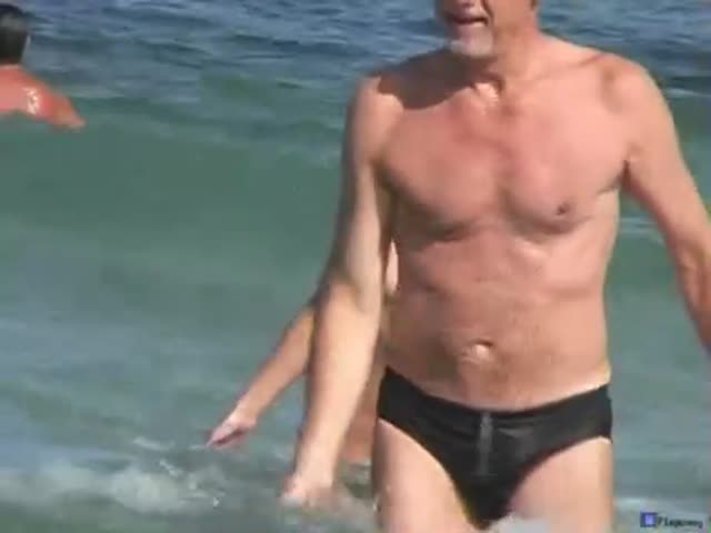 【欧美野外】让你们看看国外的裸体沙滩,甚至还想在沙滩上来个口