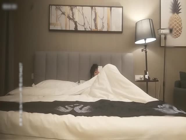 高价约00后小萝莉妹妹,娇羞可人已是做爱老手,激情啪啪淫水四溢