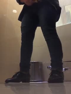 商场厕拍系列 两个妹子的滑板鞋,时尚时尚最时尚