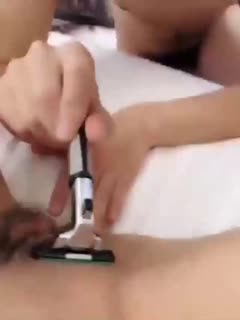 清纯姐姐修剪阴毛,性感的小身材滑滑嫩嫩的,被男友抹油刮得清爽