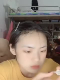 直播涂指甲油,后年室友没意识到光着身子