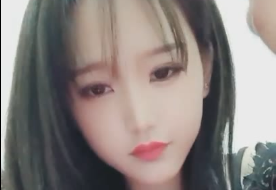 一边聊骚,一边脱衣服