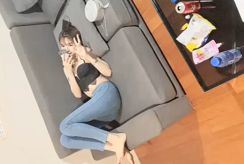 风骚模特身材真棒,帝王享受异域风情,各种视角全方位拍摄手法专业。