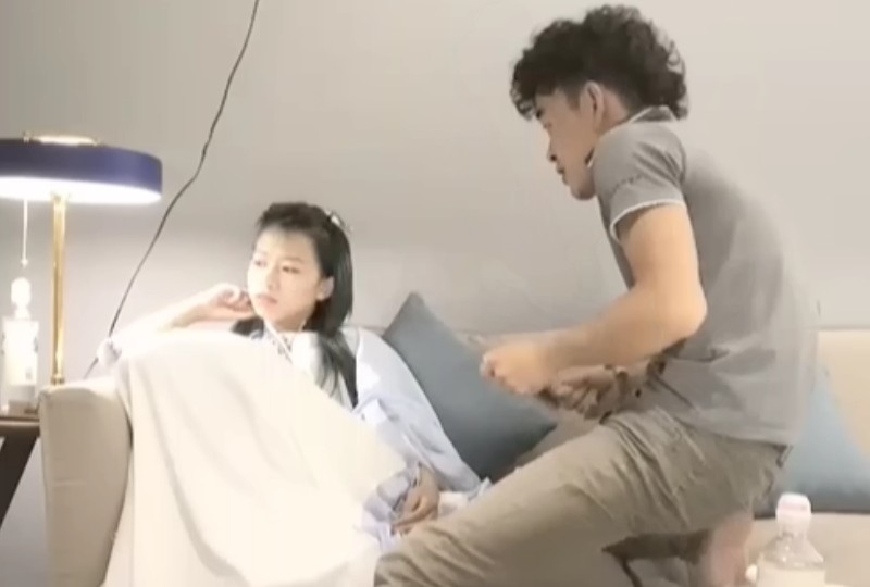 穿越时空干了一个穿汉服的气质妹妹现在妹妹都好有创意,穿汉服来赴约是什么操作啊。