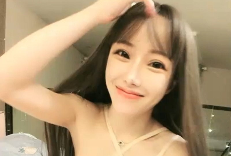 可爱大眼妹:奶子不是在这么是不是太小你看不到呀。