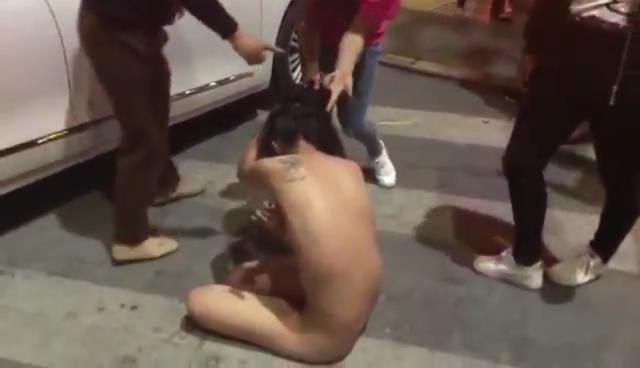 暴力抓小三!当街扒光下小三衣服一顿毒打!..