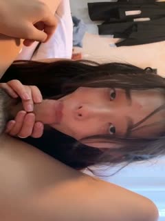 一口一口地舔,