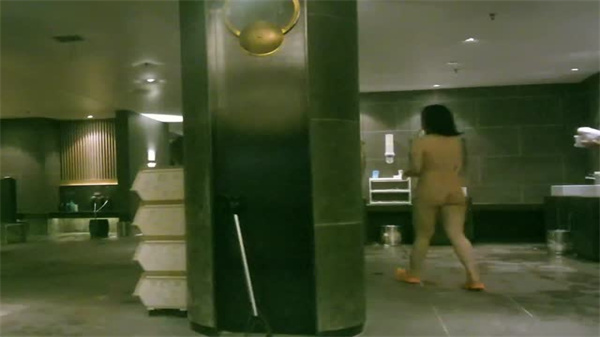 偷拍多名年轻美少妇淋浴,水流滑过白皙肌肤的湿身诱惑!
