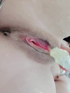 对着镜子疯狂自慰!假屌爆插骚逼,爽的淫水直流