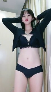 可爱嫩妹【小晶晶】年龄不大超会玩,手指扣穴全是水