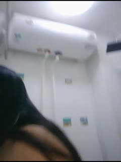 清纯文静少女!坐在马桶上插穴!道具璃棒进进出出,表情一脸享受,骚穴淫水流出