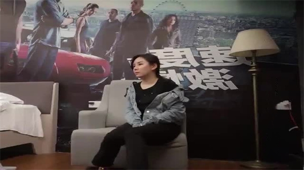 帅气小哥约战牛仔外套辣妹,沙发激战狂操到湿透!