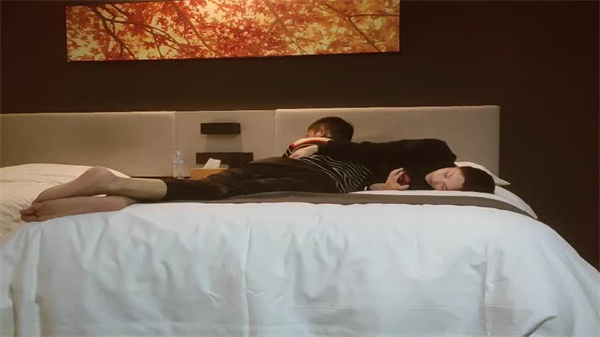 探花2号新秀酒店密约美艳少妇,撩裙狂吮奶子欲火焚身