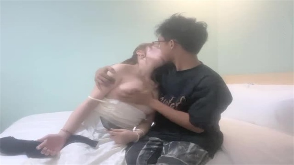 寻花偷拍:男主约炮巨乳肥臀骚妹,黑丝诱惑激情对决