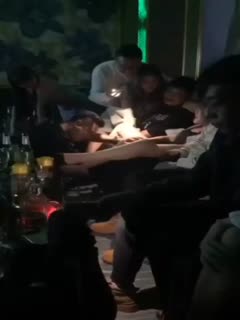 #公共场所#烟头烫屄,是个狠人