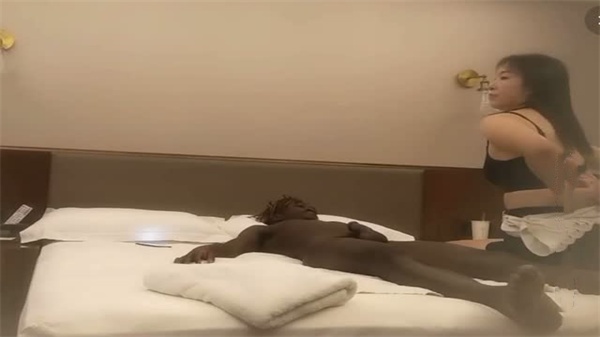 钟爱熟女系列-黑人土豪重金约炮高挑马尾骚妇,狂操内射喷浆