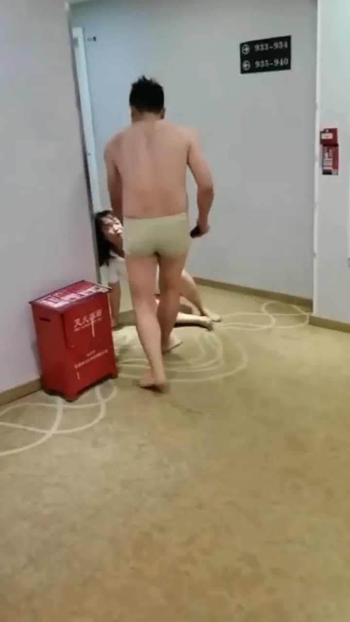 女子约炮后悔,操一半竟然想跑男子追出打算强行带回房间,幸好工作人员阻止男子计划泡汤。