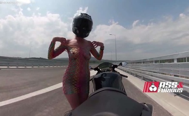 大屁股户外露出,摩托车上自慰
