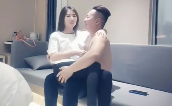 【赵总寻花】非常爱笑的清纯开朗小美女,脱下白色短衫,近景激情交合