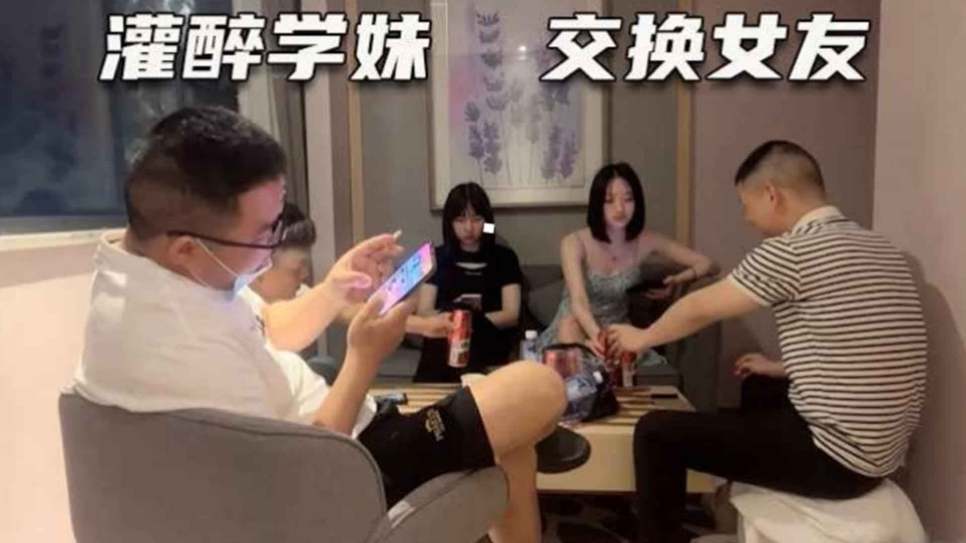 交换短发冷库女友,看她在别人大鸡巴下极致反差贱样