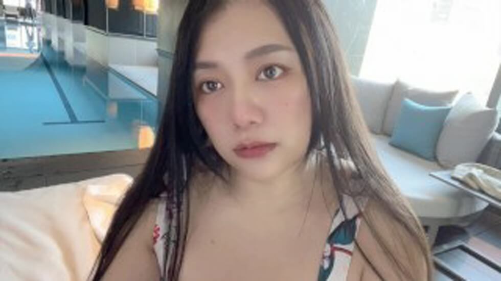 台湾SWAG美女Daisybaby 泳池把到大奶正妹!帶回房間無套顏射!