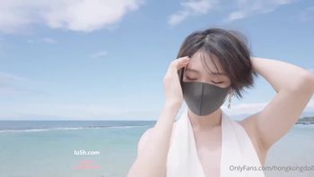 玩偶姐姐是谁?玩偶姐姐又叫hongkongdoll,是极品网红女神,这一部onlyfans付费福利视频中,玩偶姐超诱人的夏日胴体,让人深深着迷
