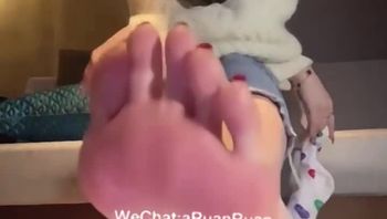 易直播软软付费足控福利:用脚丫帮你弄出来