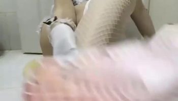 易直播软软浴室自拍福利,白丝网袜用口帮你弄出来
