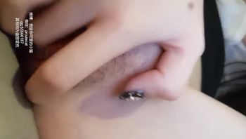 我是你可爱的小猫是谁?我是你可爱的小猫是知名的网红女神,这一部私拍福利视频中,我是你可爱的小猫出穿着女仆装,性感的露出自己的爆乳,非常的诱人