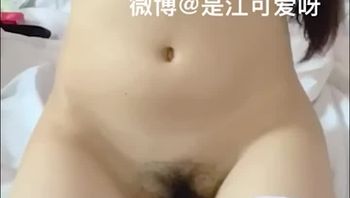 江可爱是谁?江可爱又叫是江可爱呀,是微博的网红女神,这一部自拍福利视频中,是江可爱呀穿着白丝诱惑自拍,非常的顶