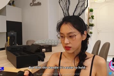 June Liu 刘玥 SpicyGum - 亚洲青少年尝试新的 Pornhub 玩具 - 第 2 部分 - 咒语魔杖 (JL_109)