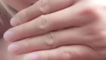 草莓味的小仙女是谁?草莓味的小仙女福利视频在线播放地址,草莓味的小仙女是推特网红福利女神,这一步福利视频中,草莓味的小仙女穿着性感的小吊带,在车里上演私密诱惑