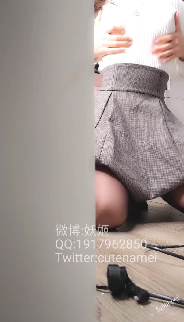 白虎福利姬@完具(娜美)最新作 - 储藏室里被偷拍的欲望少妇自拍