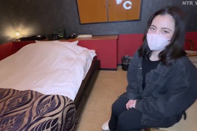 美丽的已婚妇女,喷出大量 2 米高的水。