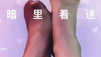 暗里着迷是谁?暗里着迷是推特的网红女神,这一部私人定制视频中,暗里着迷吐着小舌头,津液横流