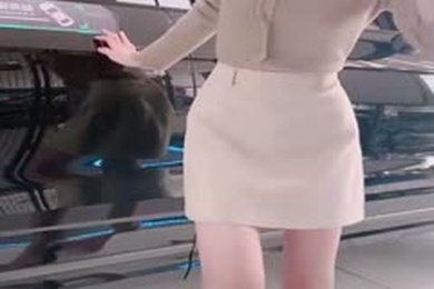 漂亮女销售直播塞跳蛋,全程捂屁股,没想到车漆反光暴露下体有东西,忍不住娇喘出声。已插眼,目前还活跃在抖音