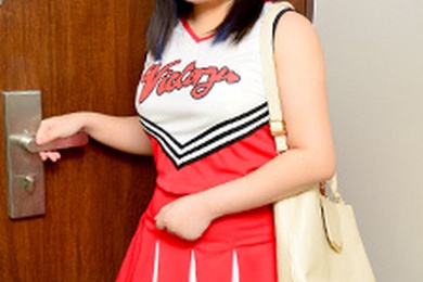 我有一个送货健康女孩,她有动漫声音角色扮演作为啦啦队长。沟口葵