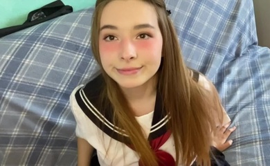 穿着日本校服的美女触摸你的鸡巴并感到尴尬