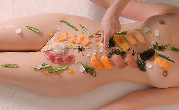 阴户上的生鱼片!?在丰满宝贝的油腻身体上享用寿司_babeneso