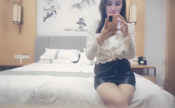 【赵总寻花】黑色皮短裙外围妹子,因为经济卡钱差点吵起来,逼毛修发型镜头前口交舔弄,双腿肩上扛猛操太厉害了妹子被操受不了