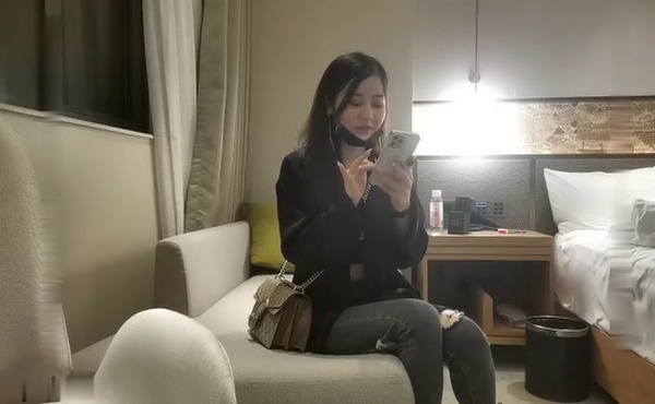 舞蹈系学妹就地过年,出来背着男友兼职,蜂腰翘臀美腿,一顿输出爽到高潮
